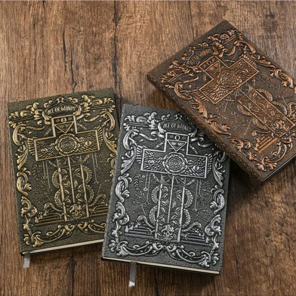 Carnet en relief avec symboles mystiques médiévaux