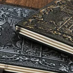 Carnet mystique avec motifs en relief, style médiéval