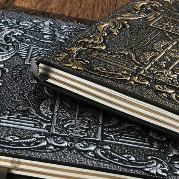 Carnet mystique avec motifs en relief, style médiéval
