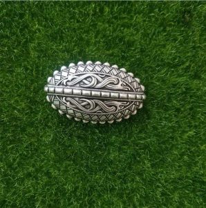 Accessoire Viking avec motif de tête de dragon détaillé