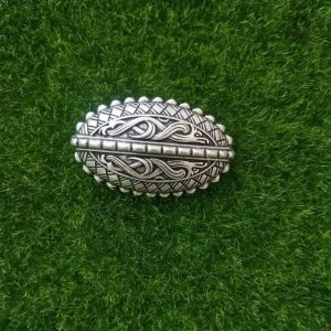Accessoire Viking avec motif de tête de dragon détaillé