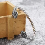 Bracelet Viking avec motif serpent, accessoire audacieux et intemporel