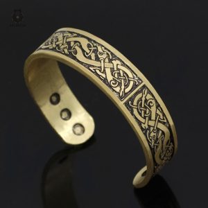 Bracelet décoré de runes, essentiel pour les amateurs de culture nordique