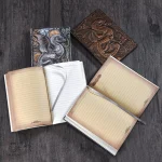 Carnet en relief avec motif dragon stylisé